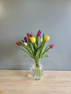 Florero con 10 tulipanes