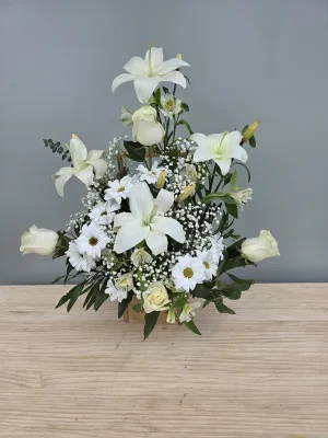 Arreglo triangular con liliums y rosas
